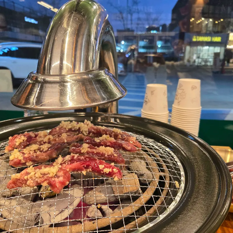 창가 자리에서 즐기는 화로구이