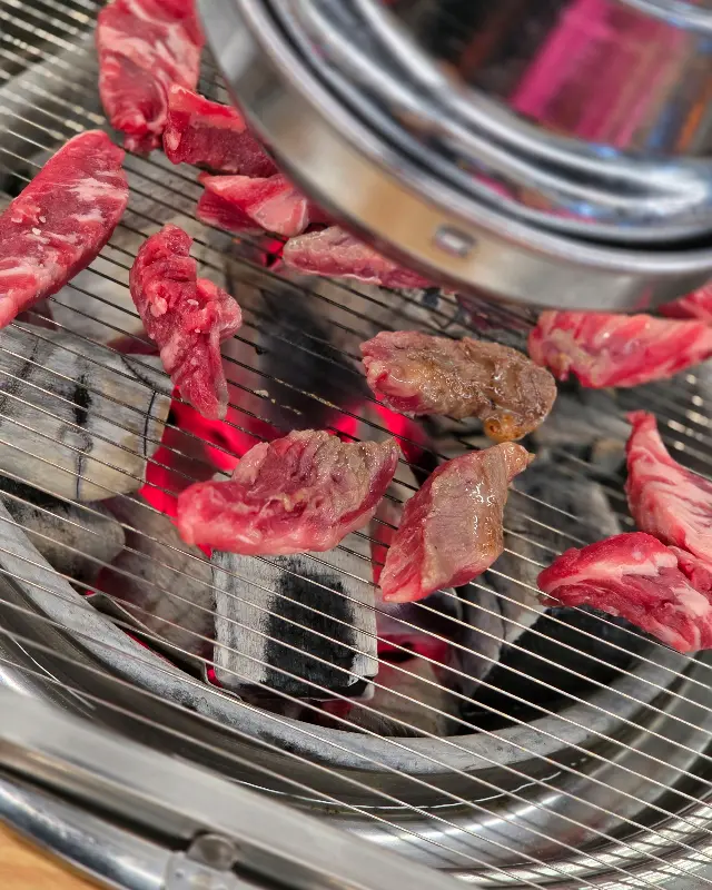 숯불 위에서 익어가는 소갈비살