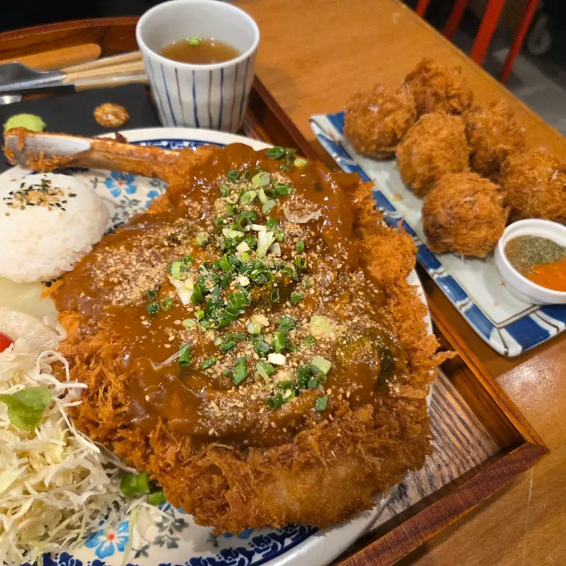 푸짐하게 차려진 경양식 뼈돈카츠와 떡갈비 카츠볼