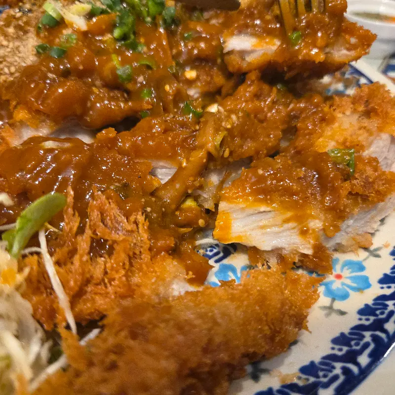 경양식 소스가 듬뿍 뿌려진 뼈돈카츠