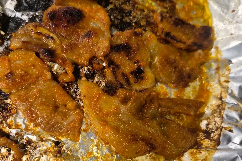 고추장 삼겹살이 불판 위에서 익어가는 모습