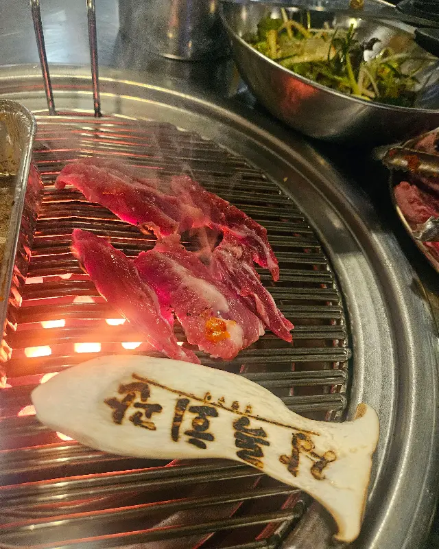 연탄불에 구워 더욱 풍미가 살아나는 고기