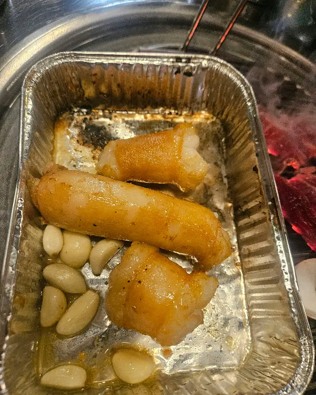 푸짐한 양의 해산물과 고기가 함께 나오는 메뉴