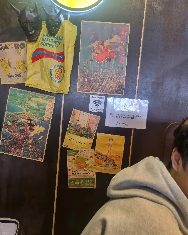 일본풍 그림과 소품으로 장식된 벽면