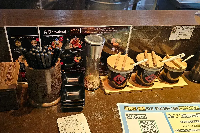 테이블 위에 놓인 각종 조미료들