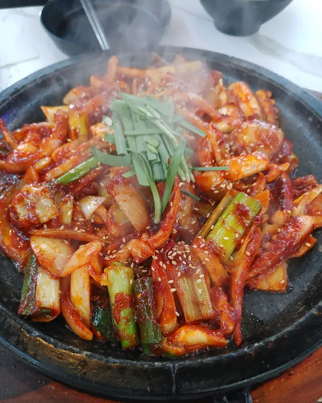 맛깔스러운 오징어볶음 한 상 차림