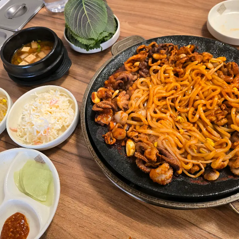 풍성한 곁들임 찬과 쭈꾸미의 만남