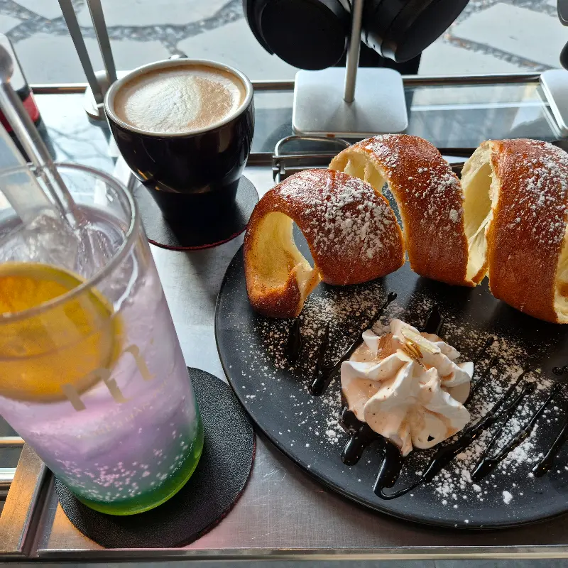 시나몬 굴뚝빵과 브라운치즈 크림 라떼