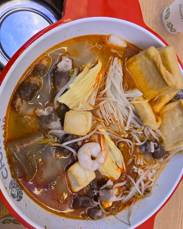 마라탕 재료가 가득 담긴 붉은색 춘리마라탕 그릇