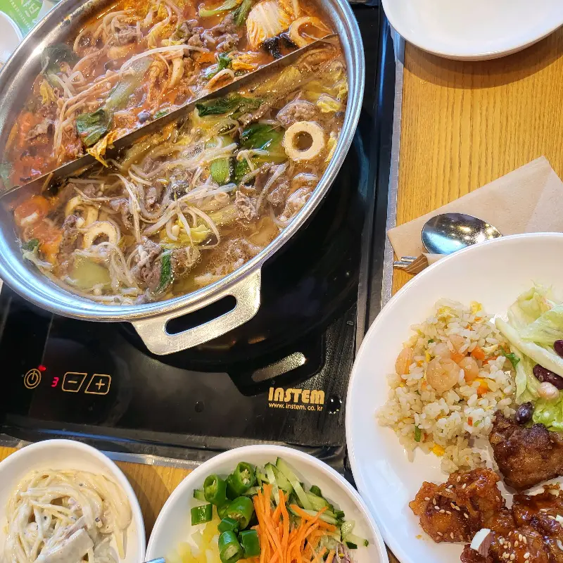 샤브샤브 냄비와 샐러드바 음식