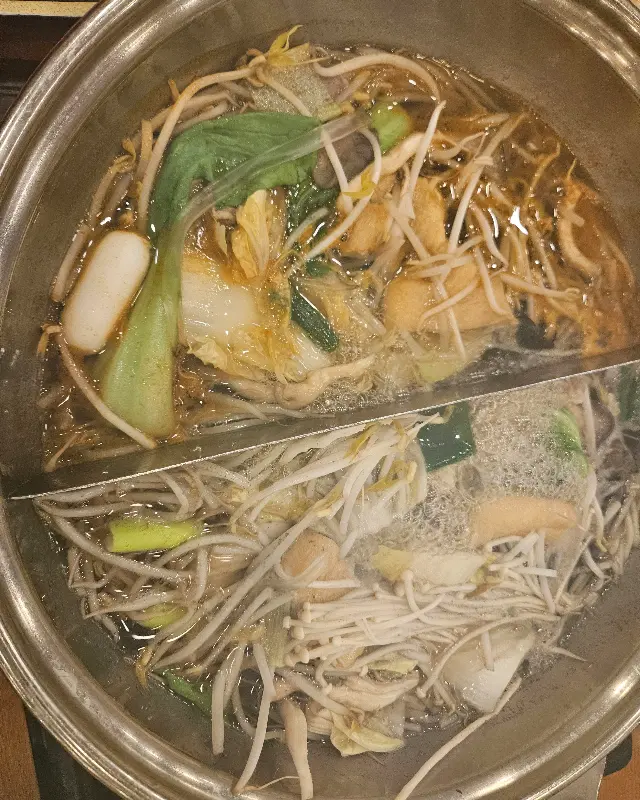 반반 육수로 즐기는 샤브샤브