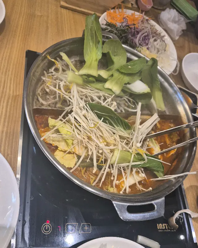 샤브샤브 육수에 야채를 넣는 모습