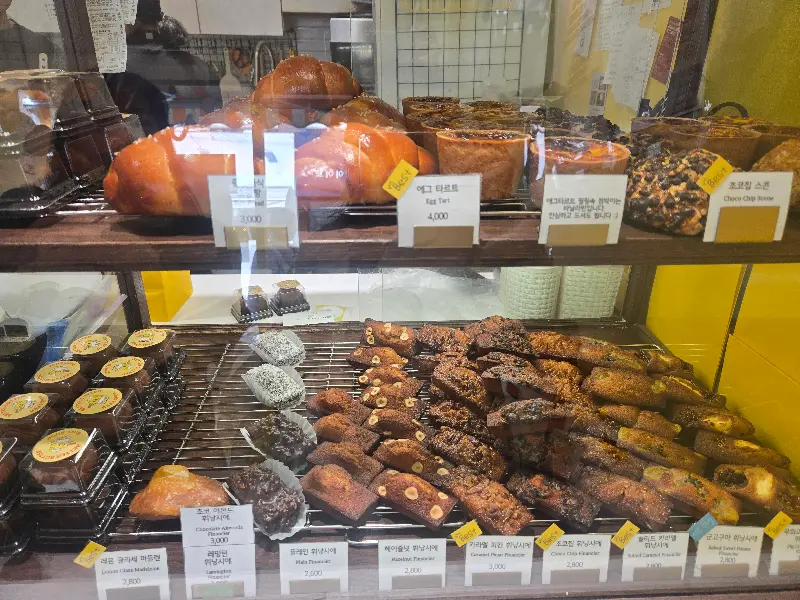 다양한 디저트들이 진열되어 있는 쇼케이스