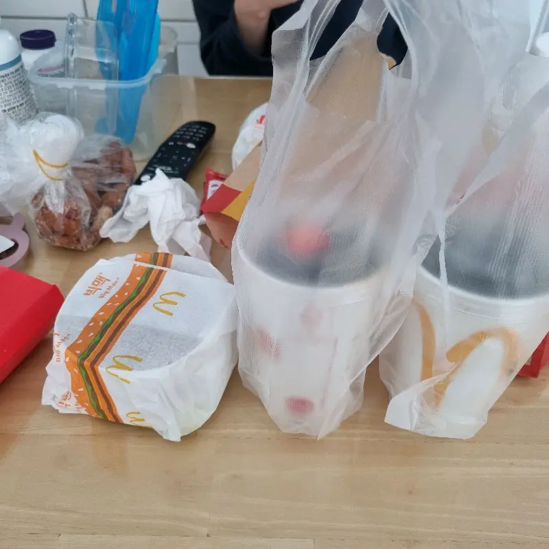 포장된 햄버거와 음료