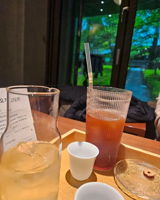 두쫀쿠와 음료가 함께 담긴 트레이