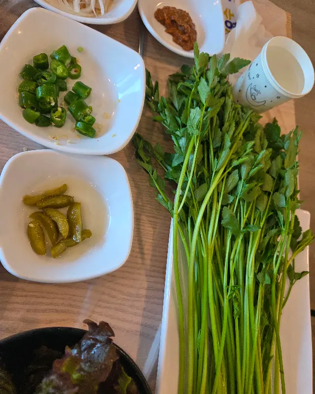 신선한 미나리와 밑반찬