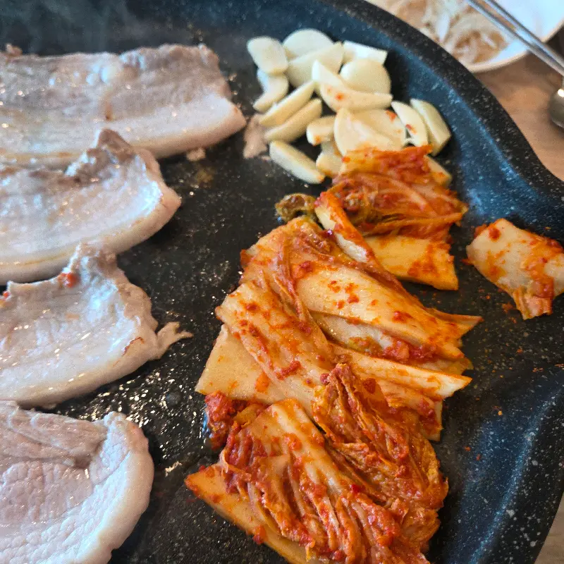 노릇하게 구워진 삼겹살