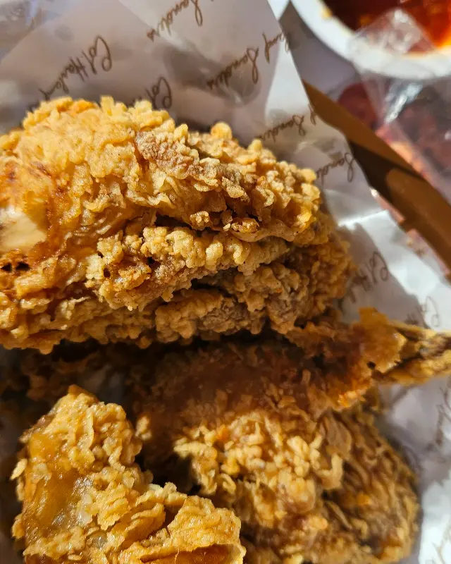 갓 튀겨져 나온 핫크리스피 치킨의 모습. 겉은 바삭하고 속은 촉촉해 보인다.