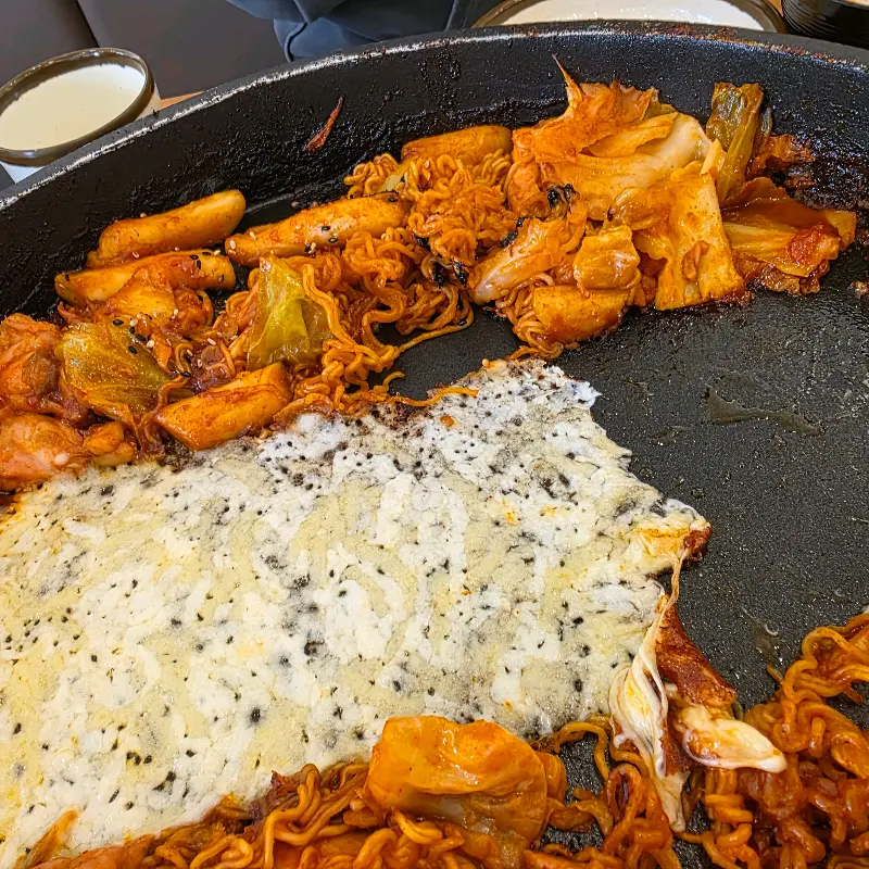 모짜렐라 치즈와 함께 즐기는 닭갈비