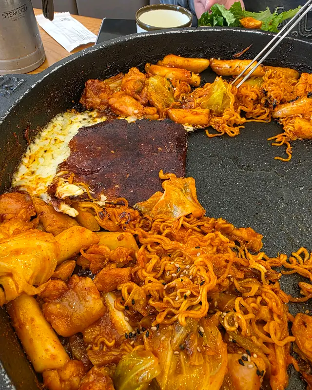 다양한 사리와 함께 즐기는 닭갈비