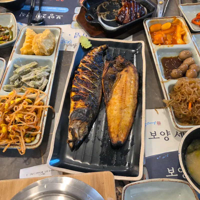 푸짐하게 차려진 한상차림