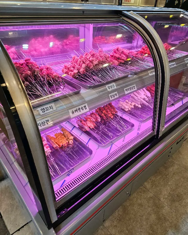 다양한 꼬치 종류가 진열된 냉장 쇼케이스