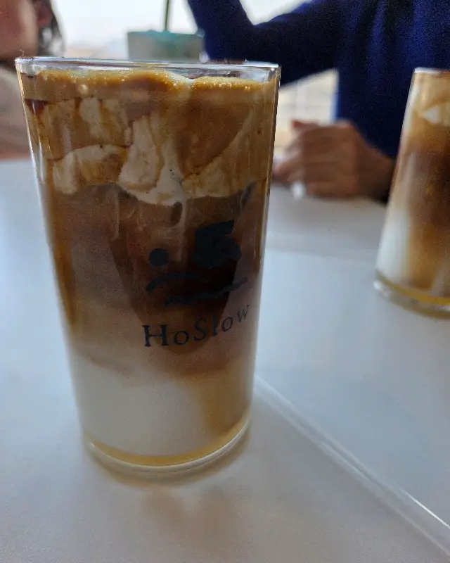 층층이 아름다운 색감을 자랑하는 충주호 슬로우라떼