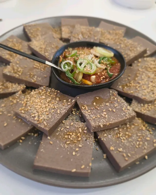 고소한 묵의 풍미가 일품인 메밀묵