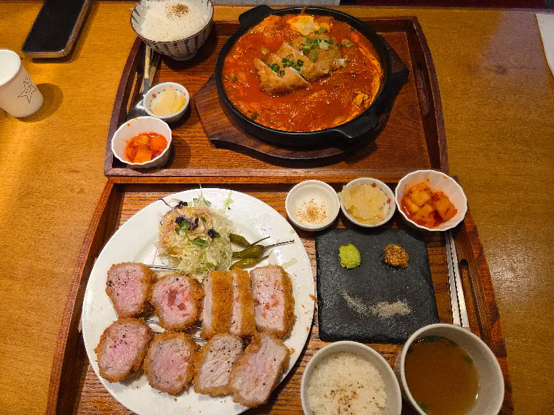 돈까스와 김치나베, 다양한 곁들임 메뉴들