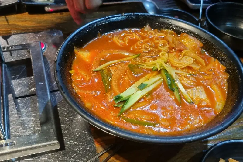 얼큰한 국물이 시원한 온면