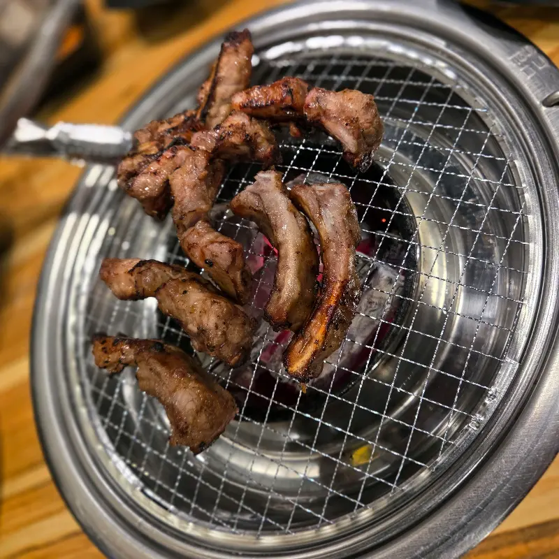 숯불 위에서 맛있게 구워지는 쪽갈비