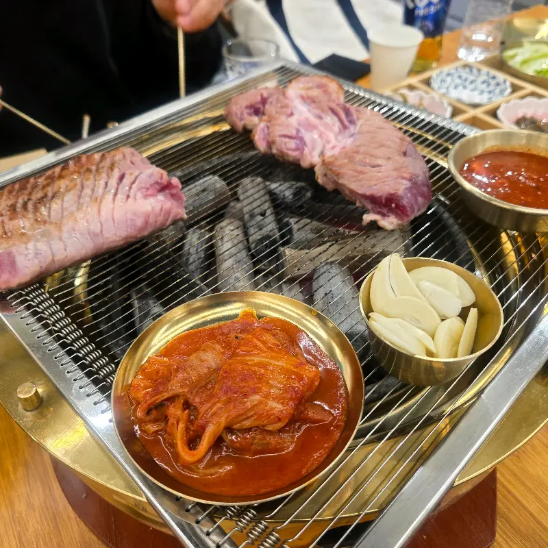 숯불 위에서 익어가는 고기