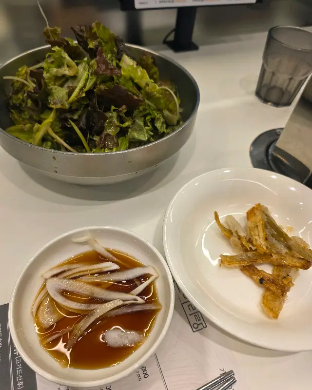 신선한 샐러드와 우엉튀김