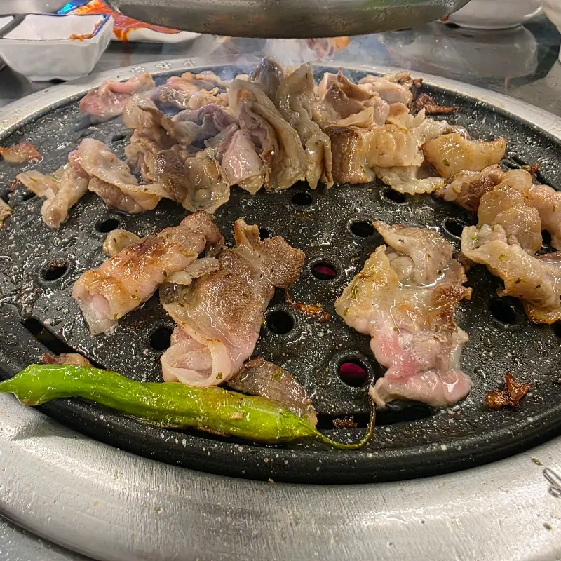 불판 위의 뒷고기