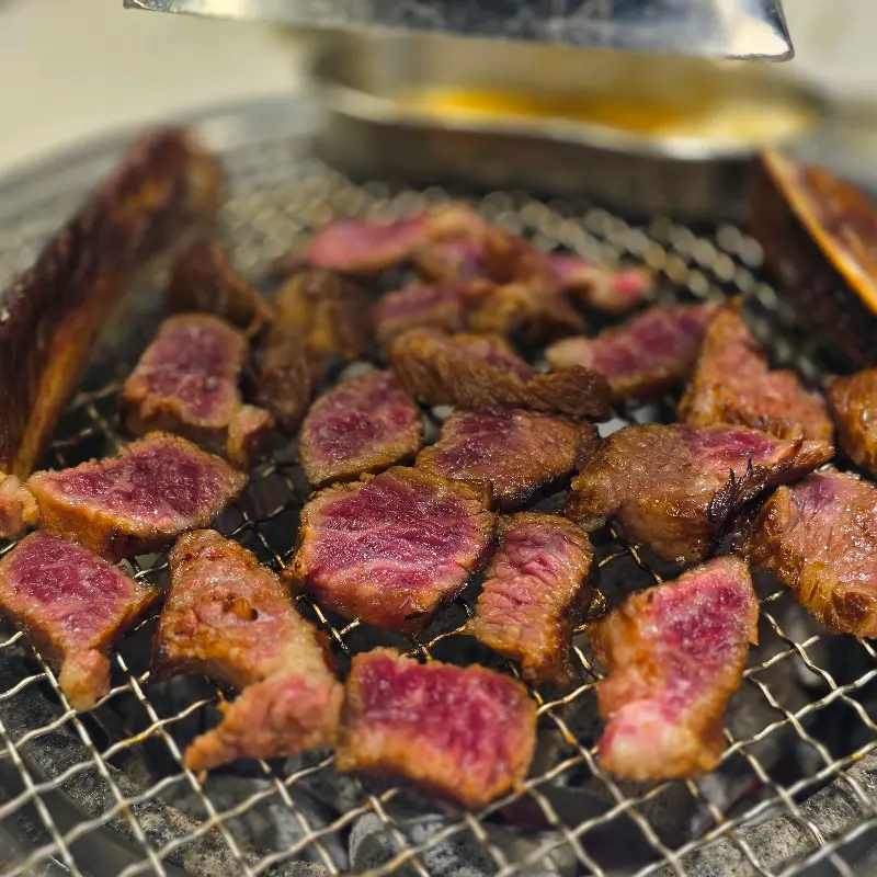 숯불 위에서 맛있게 구워진 돼지갈비