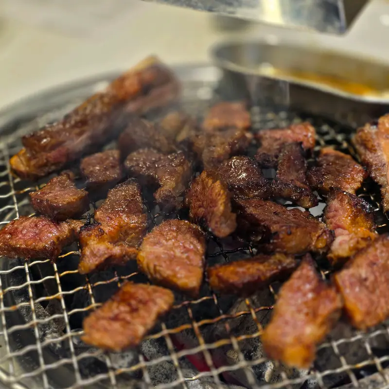 숯불 위에서 노릇노릇 익어가는 돼지갈비