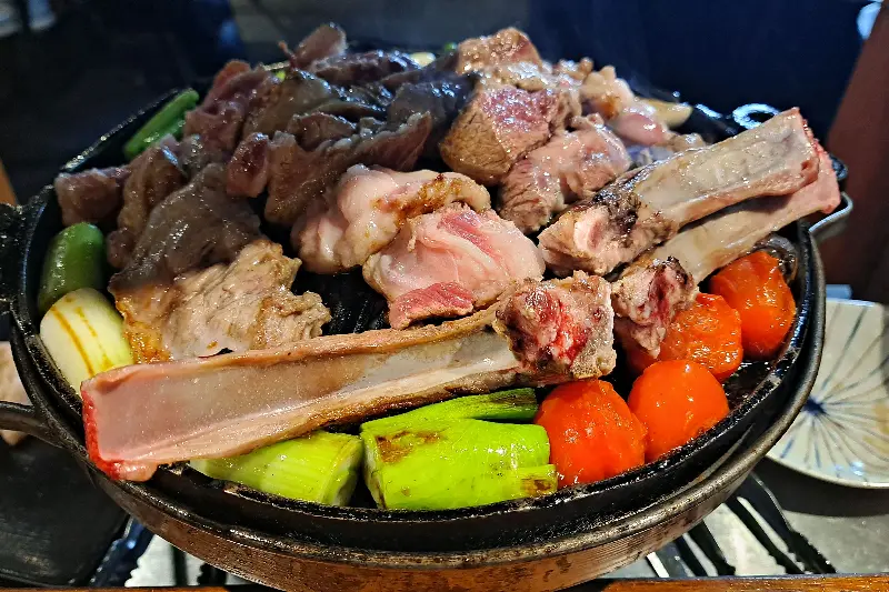 푸짐하게 차려진 양갈비 한 상