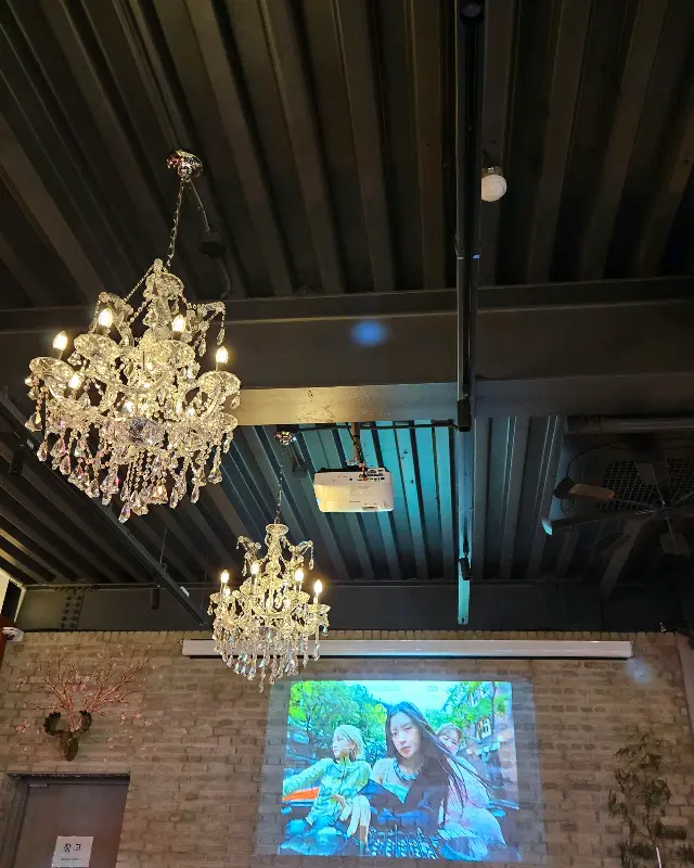 빔프로젝터로 쏘는 영상이 분위기를 더하는 탭탭탭 내부