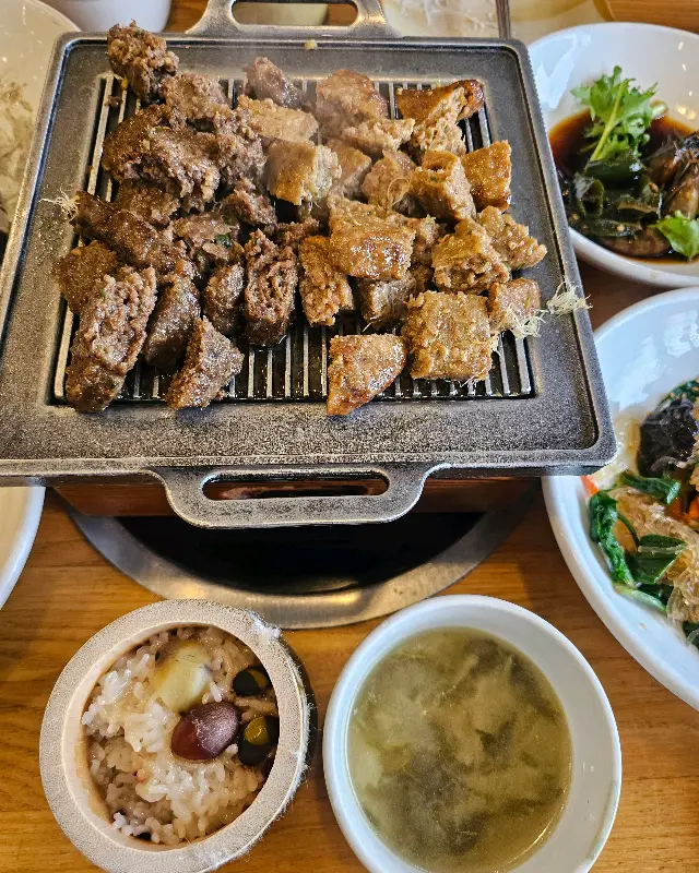 한상 가득 차려진 떡갈비 정식