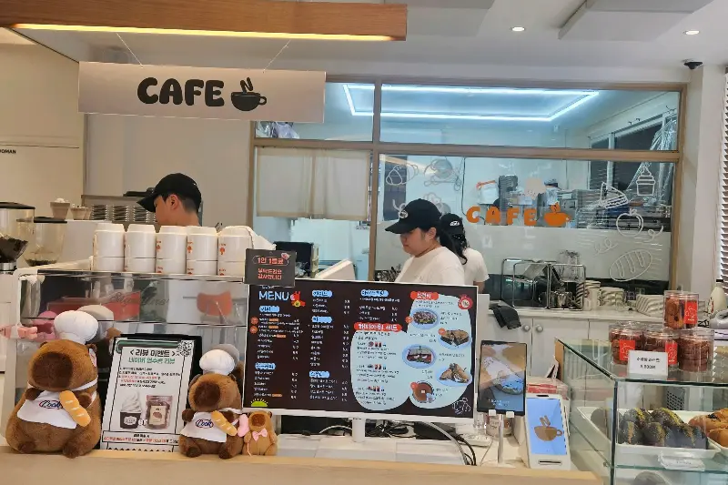 카페 내부 카운터 모습