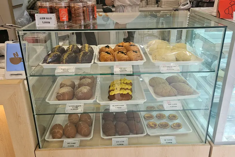 다양한 빵들이 진열된 쇼케이스