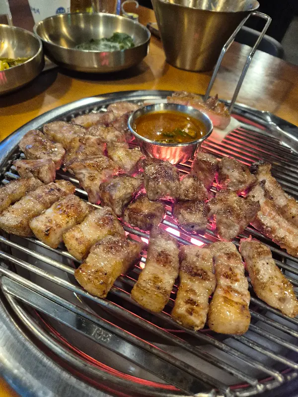 불판 위에서 익어가는 목살과 깍둑항정살