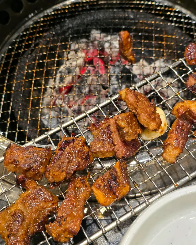 숯불 위에 구워진 갈비