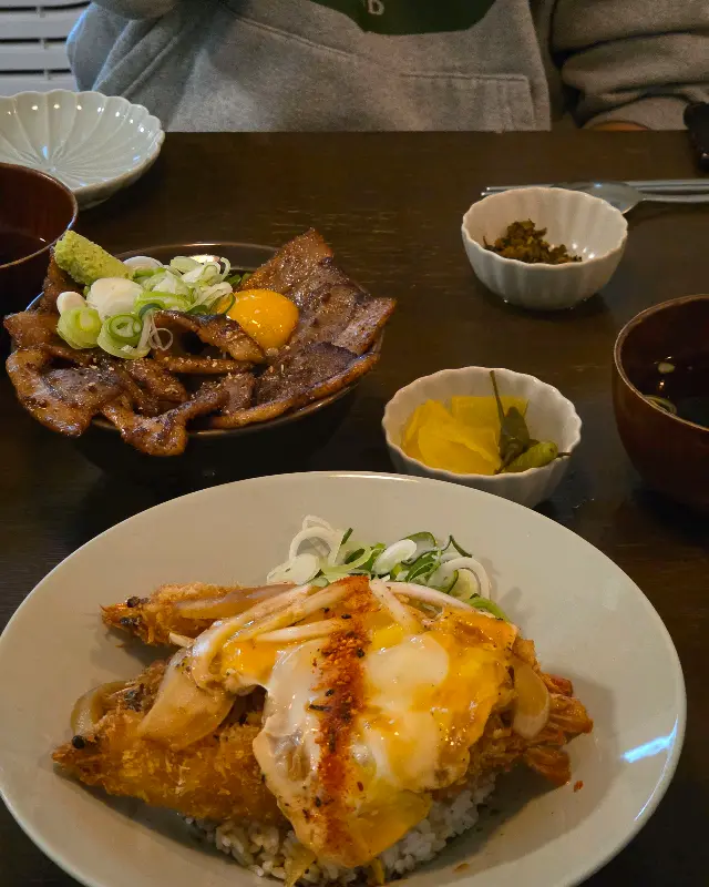 부타동과 에비동, 보기만 해도 군침이 도는 비주얼