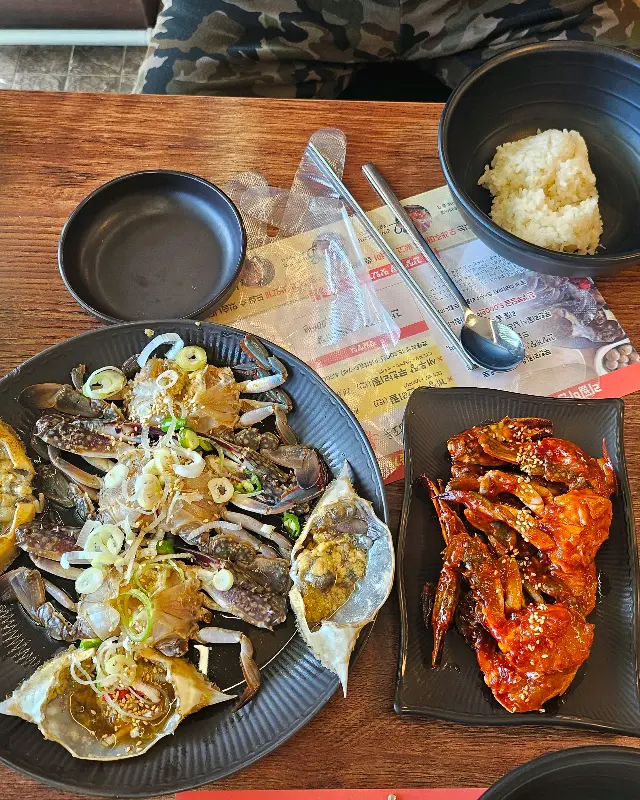 간장게장과 양념게장이 함께 담겨 있는 모습