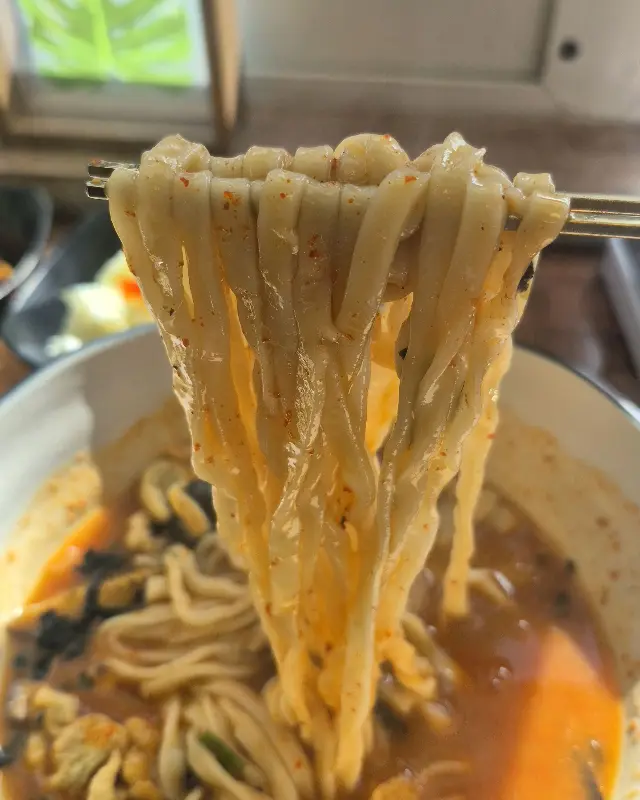쫄깃한 면발이 살아있는 보말칼국수
