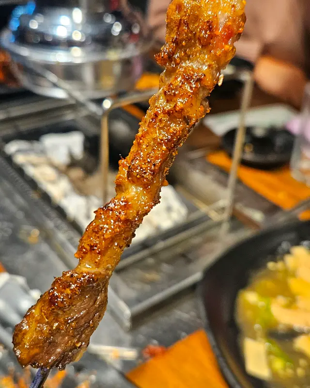 윤기가 흐르는 양꼬치