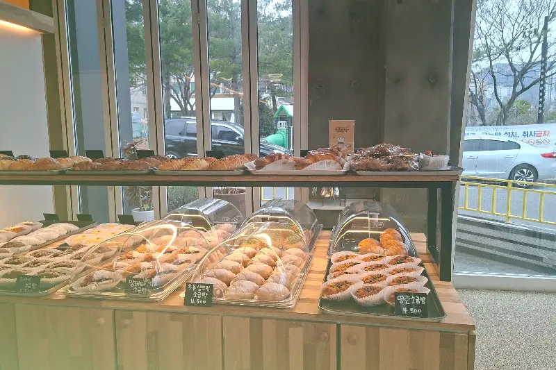 다양한 빵 종류가 진열된 모습