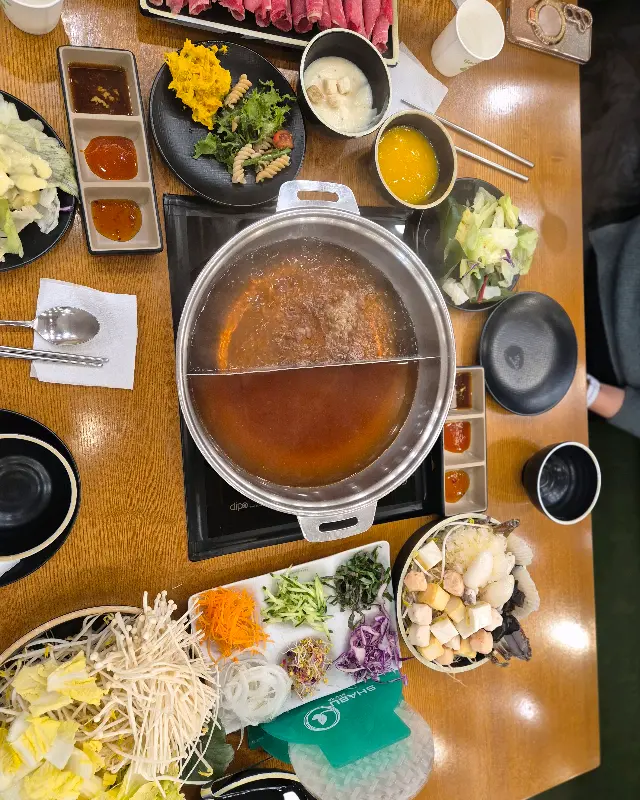 샤브샤브와 함께 즐기는 다양한 샐러드바 메뉴