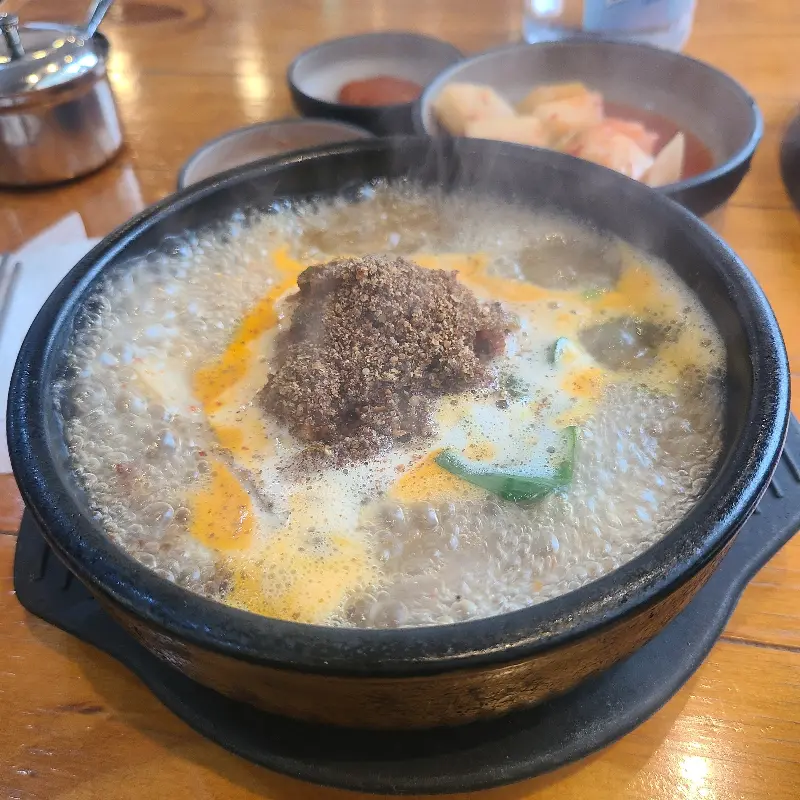 들깨가루와 다진 양념이 올려진 순대국